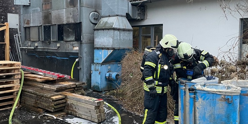 FW Dinslaken: Feuer in Schreinerei - Foto: presseportal.de