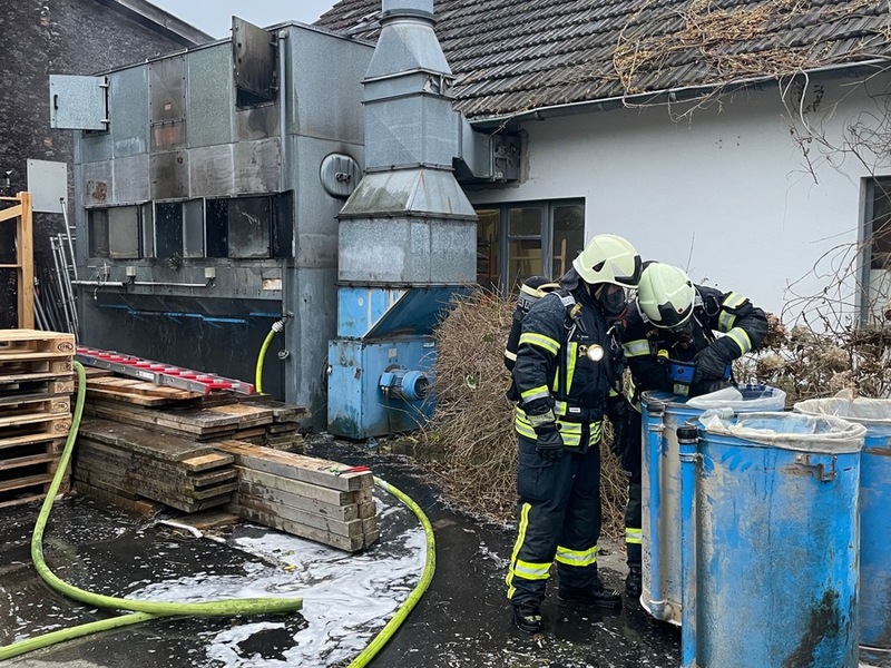 FW Dinslaken: Feuer in Schreinerei - Foto: presseportal.de