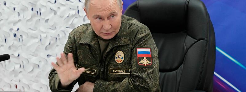 Vor dem neuen Treffen Selenskyjs mit Trump ließ sich Kremlchef Wladimir Putin demonstrativ von seinem Generalstab über angebliche neue Eroberungen in der Ukraine informieren. (Archivbild) - Foto: Uncredited/Russian Presidential Press Service/AP/dpa