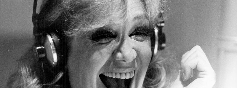 Hildegard Knef lacht bei einer Aufnahme im Plattenstudio in München. (Archivfoto) - Foto: Istvan Bajzat/dpa