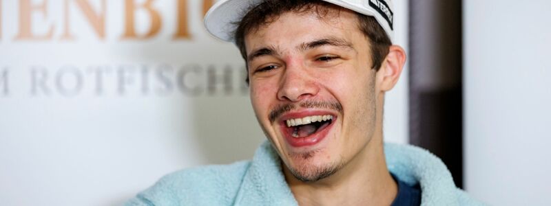 Im Zentrum der Aufmerksamkeit: Philipp Raimund. - Foto: Daniel Karmann/dpa