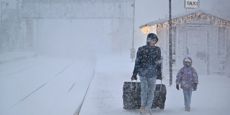 In Skandinavien sorgte der Sturm für teils chaotische Verhältnisse. - Foto: Pontus Lundahl/TT News Agency/AP/dpa