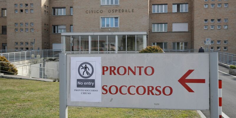 Eine Mutter und ihre Tochter starben mutmaßlich an einer Lebensmittelvergiftung nach einem Weihnachtsessen. (Symbolbild) - Foto: Luca Bruno/AP/dpa