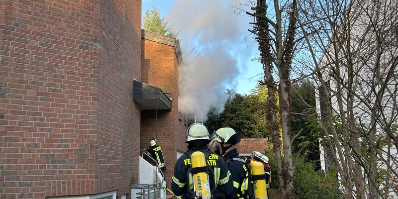 FW Rösrath: Gebäudebrand in Kleineichen: Feuerwehr Rösrath im Großeinsatz - Foto: presseportal.de