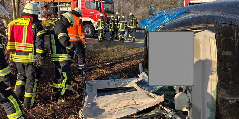 FW-ROW: Schwerer Verkehrsunfall auf der Autobahn 1: Fahrerin von Feuerwehr befreit - Foto: presseportal.de
