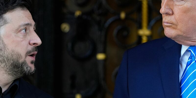 Am Tisch: Die Delegationen der USA und der Ukraine. - Foto: Alex Brandon/AP/dpa