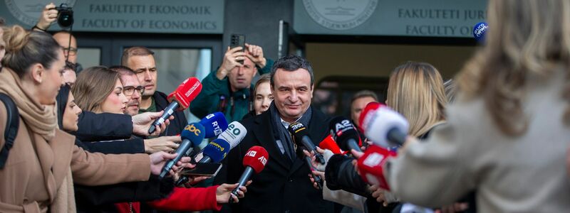 Kosovos Ministerpräsident Kurti sichert sich bei der Neuwahl in seinem Land ein weiteres Regierungsmandat.  - Foto: Visar Kryeziu/AP/dpa