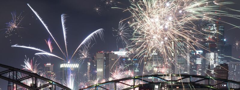 Gut jeder fünfte Bundesbürger will laut einer neuen Umfrage zum Jahreswechsel privates Feuerwerk zünden. (Archivbild) - Foto: Boris Roessler/dpa