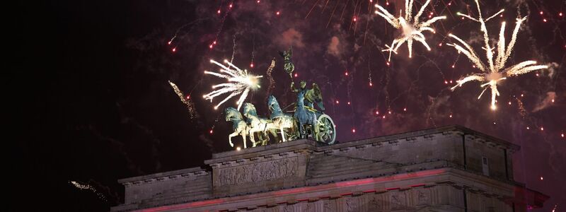 Für viele gehört farbenprächtiges Feuerwerk zum Jahreswechsel dazu. (Archivbild) - Foto: Jörg Carstensen/dpa