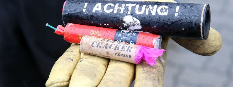 Vor illegalem Feuerwerk wird gewarnt, die Verletzungsgefahr ist groß. (Archivbild) - Foto: Bodo Marks/dpa