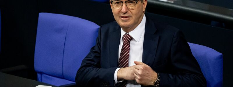 Bundesinnenminister Alexander Dobrindt (CSU) plädiert für härtere Strafen. (Archivbild) - Foto: Fabian Sommer/dpa