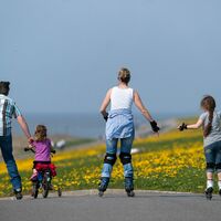 Mehr Zeit mit der Familie und mit Freunden - das nehmen sich viele Menschen für 2026 vor. (Symbolbild) - Foto: Matthias Balk/dpa