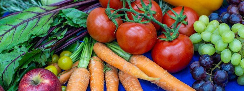 Gesunde Ernährung steht bei gut der Hälfte der Befragten hoch im Kurs als guter Vorsatz für 2026. (Symbolfoto) - Foto: Jens Büttner/dpa