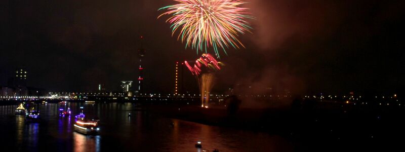 Japanisches Feuerwerk erhellte Ende Mai 2025 den Nachthimmel über dem Rhein. (Archivbild). - Foto: Volker Danisch/dpa