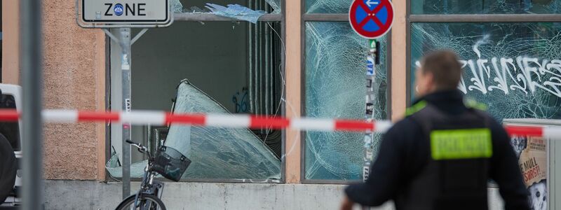 Durch eine starke Explosion gingen vor einem Jahr im Berliner Stadtteil Schöneberg viele Fensterscheiben zu Bruch (Archivbild). - Foto: Jörg Carstensen/dpa