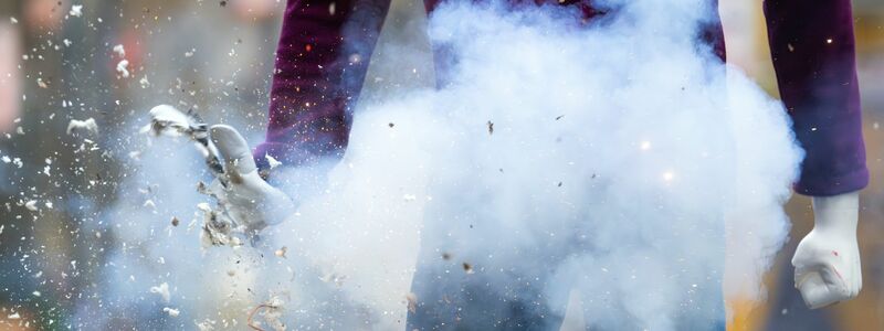 Gefährliches Feuerwerk: Auch in diesem Jahr zeigte die Berliner Feuerwehr, was ein illegaler Böller mit der Hand einer Puppe anrichtet. - Foto: Soeren Stache/dpa