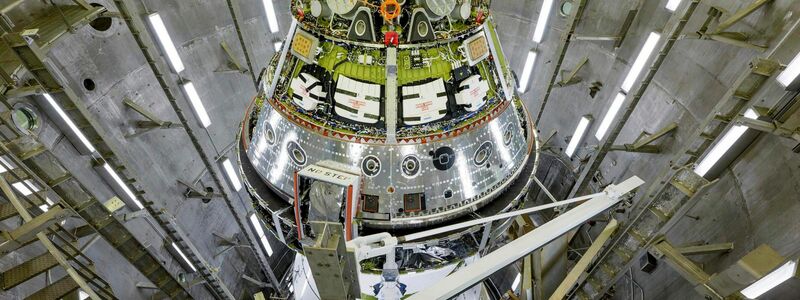 In der ersten Jahreshälfte 2026 sollen drei Männer und eine Frau bei der rund zehntägigen Mission «Artemis 2» den Mond umrunden.  (Archivbild) - Foto: Rad Sinyak/NASA/AP/dpa