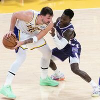 Dennis Schröder (rechts) musste sich mit Sacramento den Los Angeles Lakers und Luka Doncic klar geschlagen geben. - Foto: Ringo Chiu/ZUMA Press Wire/dpa