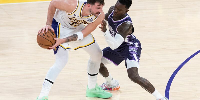 Dennis Schröder (rechts) musste sich mit Sacramento den Los Angeles Lakers und Luka Doncic klar geschlagen geben. - Foto: Ringo Chiu/ZUMA Press Wire/dpa