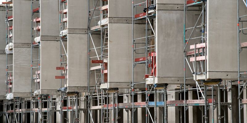 Wer in München eine Eigentumswohnung kaufen will, blutet finanziell auch als Besserverdiener. Im deutschlandweiten Schnitt jedoch ist der Kauf einer Wohnung laut Interhyp bezahlbarer geworden. (Symbolbild)  - Foto: Sven Hoppe/dpa