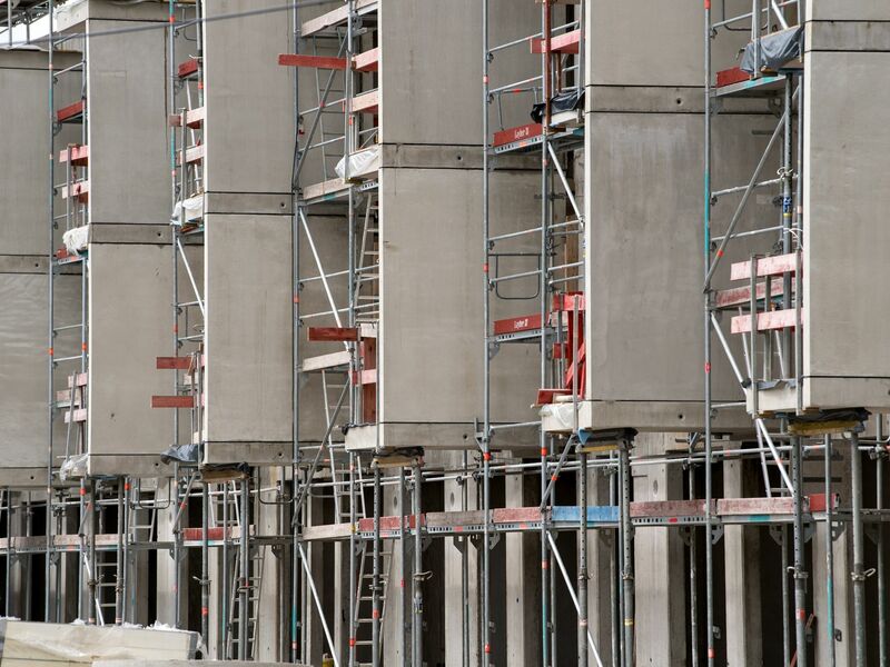 Wer in München eine Eigentumswohnung kaufen will, blutet finanziell auch als Besserverdiener. Im deutschlandweiten Schnitt jedoch ist der Kauf einer Wohnung laut Interhyp bezahlbarer geworden. (Symbolbild)  - Foto: Sven Hoppe/dpa