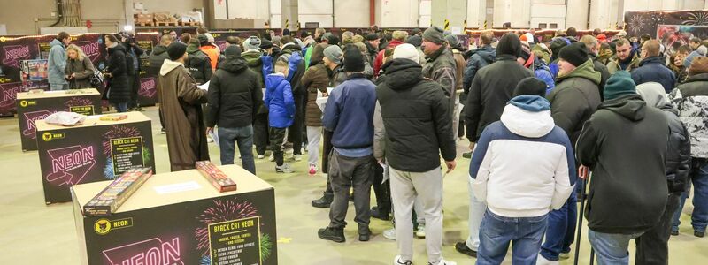 Mancherorts bildeten sich in der Nacht lange Schlangen. - Foto: Focke Strangmann/dpa