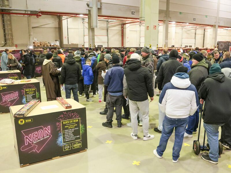 Mancherorts bildeten sich in der Nacht lange Schlangen. - Foto: Focke Strangmann/dpa