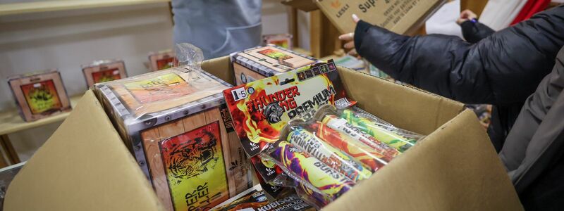 Seit Mitternacht darf Feuerwerk in Deutschland verkauft werden. - Foto: Christian Charisius/dpa
