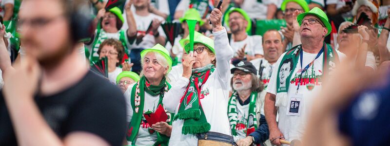 Der Fanclub der Füchse Berlin sorgt bei jedem Heimspiel für ordentlich Lärm. (Archivbild) - Foto: Noah Wedel/dpa