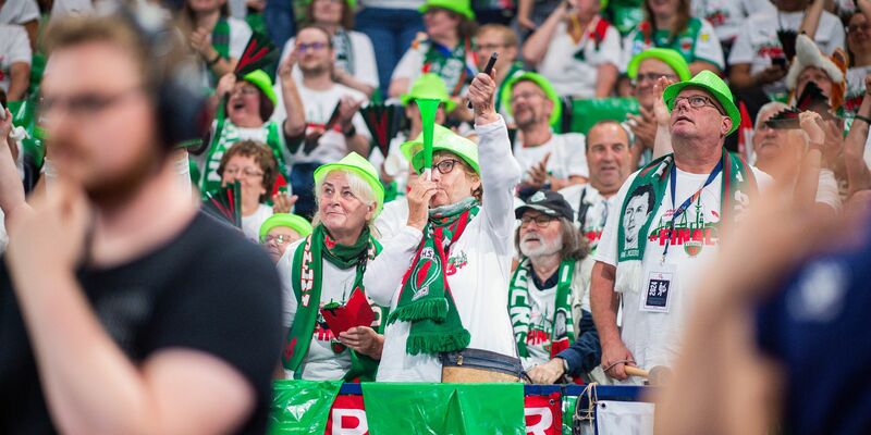 Der Fanclub der Füchse Berlin sorgt bei jedem Heimspiel für ordentlich Lärm. (Archivbild) - Foto: Noah Wedel/dpa