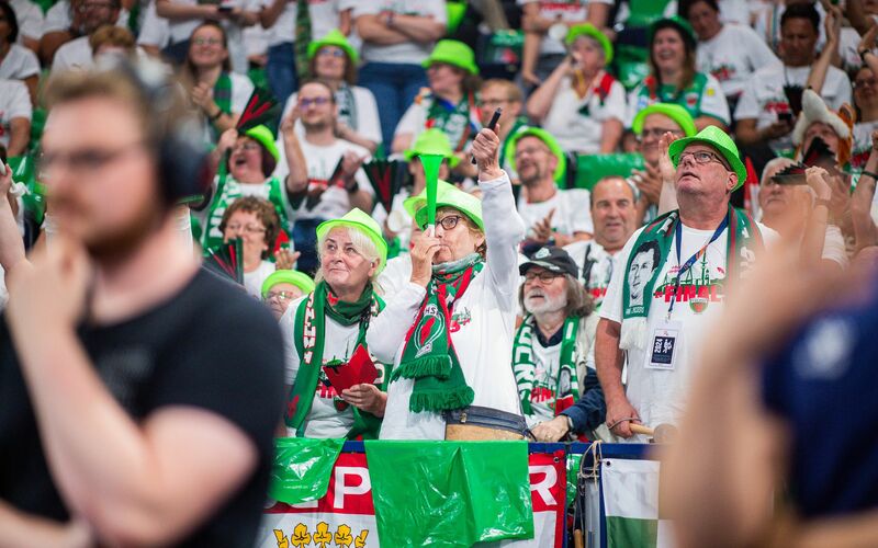 Der Fanclub der Füchse Berlin sorgt bei jedem Heimspiel für ordentlich Lärm. (Archivbild) - Foto: Noah Wedel/dpa