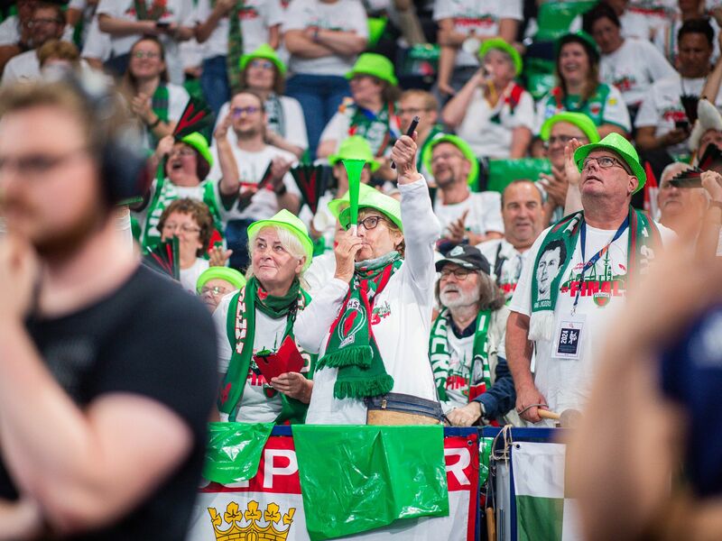 Der Fanclub der Füchse Berlin sorgt bei jedem Heimspiel für ordentlich Lärm. (Archivbild) - Foto: Noah Wedel/dpa