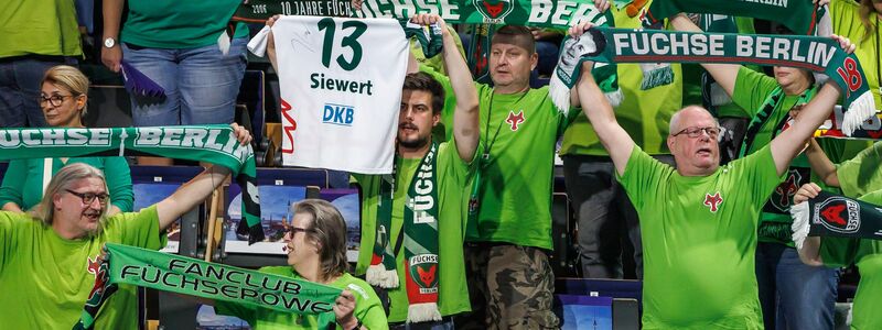 Junge Fans sucht man in den Reihen der Füchse-Anhänger oft vergeblich. (Archivbild) - Foto: Andreas Gora/dpa