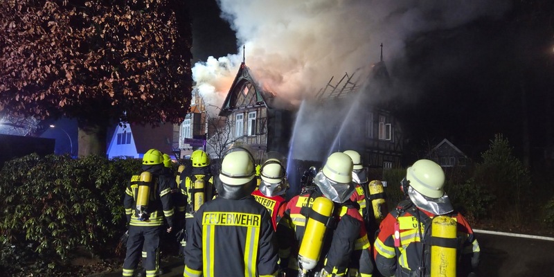 FW-ROW: Wohnhausbrand in Rotenburg - Großbrand in der Nacht - Foto: presseportal.de