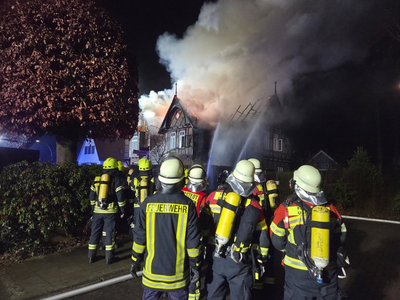 FW-ROW: Wohnhausbrand in Rotenburg - Großbrand in der Nacht - Foto: presseportal.de