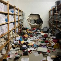 Zahlreiche Unterlagen liegen auf dem Boden des Tresorraums. - Foto: -/Polizei Gelsenkirchen/dpa