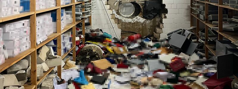 Zahlreiche Unterlagen liegen auf dem Boden des Tresorraums. - Foto: -/Polizei Gelsenkirchen/dpa