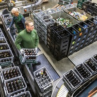 Blick hinter die Kulissen der Veltins-Sortieranlage / Von Smartphone bis Schlüsselbund: Wo Leergut Ordnung findet und Überraschungen auftauchen - Foto: presseportal.de