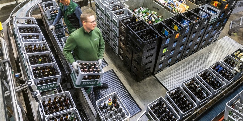 Blick hinter die Kulissen der Veltins-Sortieranlage / Von Smartphone bis Schlüsselbund: Wo Leergut Ordnung findet und Überraschungen auftauchen - Foto: presseportal.de