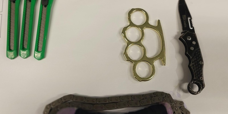 BPOL-BadBentheim: Mann fährt mit mehreren Messern und verbotenen Gegenständen über die Grenze - Strafanzeige - Foto: presseportal.de