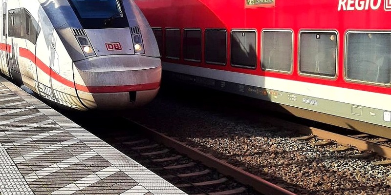 BPOL-HB: Dank reaktionsschnellem ICE-Lokführer kommt unbekannter Flaschensammler am Heiligen Abend mit dem Leben davon - nur einen Tag später identifiziert ihn ein Super-Recognizer der Bundespolizei. - Foto: presseportal.de