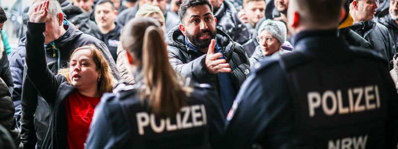 Ein Medienvertreter steht mit einer Kamera vor der Sparkassenfiliale in Buer. - Foto: Christoph Reichwein/dpa