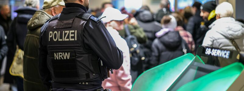 Polizeibeamte räumen den Vorraum der Sparkasse in Buer. - Foto: Christoph Reichwein/dpa