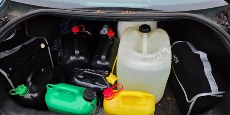 POL-OS: Osnabrück: Schneller Fahndungserfolg nach Tankbetrug an der Iburger Straße - kanisterweise Benzin im Kofferraum (Bild) - Foto: presseportal.de