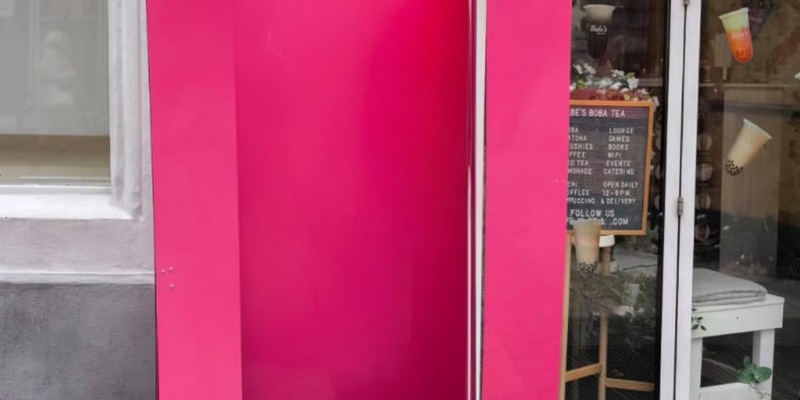 POL-PDKL: Wer hat den rosafarbenen Pappaufsteller gestohlen? - Foto: presseportal.de