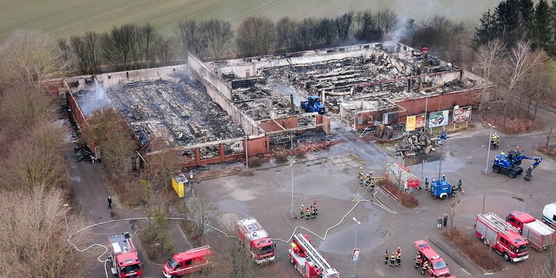 Zwei Jugendliche könnten für den Brand des Supermarktes verantwortlich sein. (Archivbild) - Foto: Michael Ukas/dpa