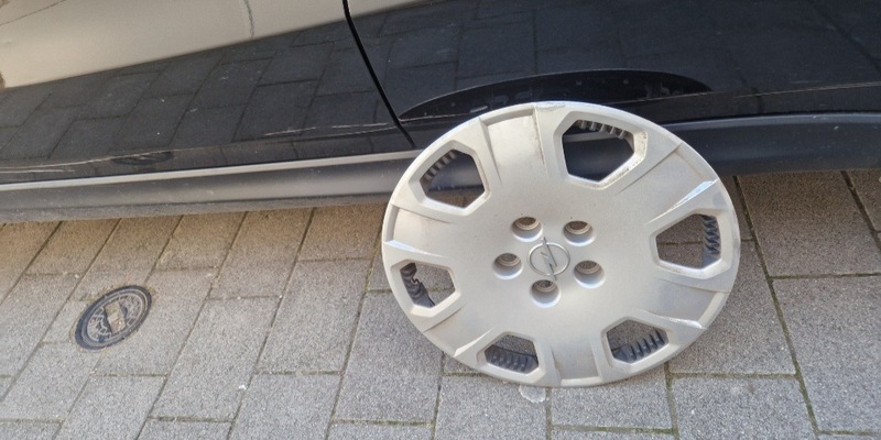 POL-PIKUS: Verkehrsunfall mit verlorenem Fahrzeugteil - Polizei sucht Fahrzeugführer nach Verlust einer OPEL-Felge - Foto: presseportal.de