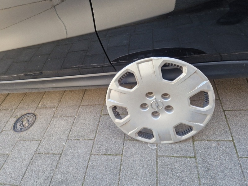 POL-PIKUS: Verkehrsunfall mit verlorenem Fahrzeugteil - Polizei sucht Fahrzeugführer nach Verlust einer OPEL-Felge - Foto: presseportal.de