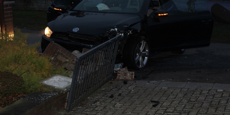 POL-MI: Pkw kracht gegen Straßenschild und Mauer - Foto: presseportal.de