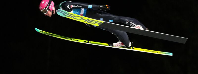 Felix Hoffmann wird bester Deutscher zum Tournee-Auftakt. - Foto: Matthias Schrader/AP/dpa